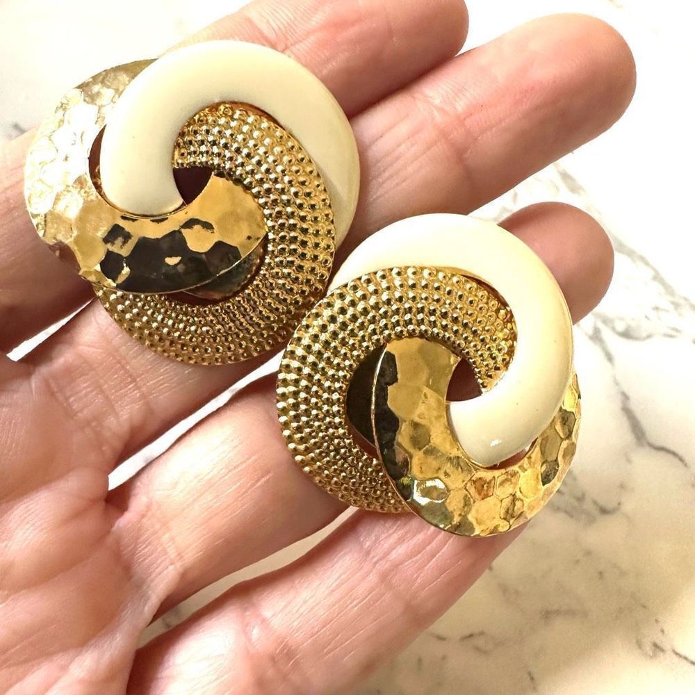 Gold tone and cream swirl vintage post earrings